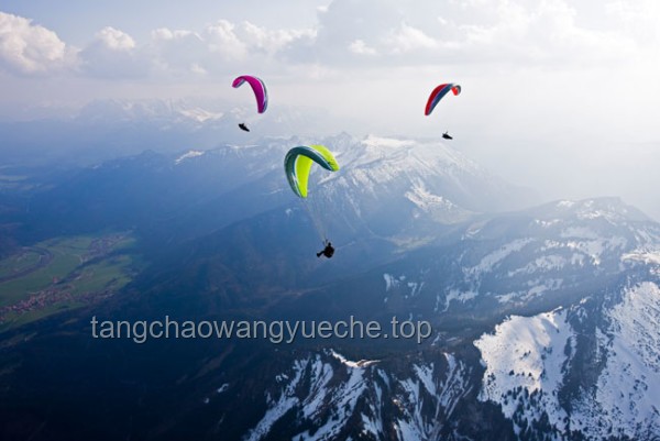 滑翔伞安全飞行指南：避免“云吸”现象，保障高空安全